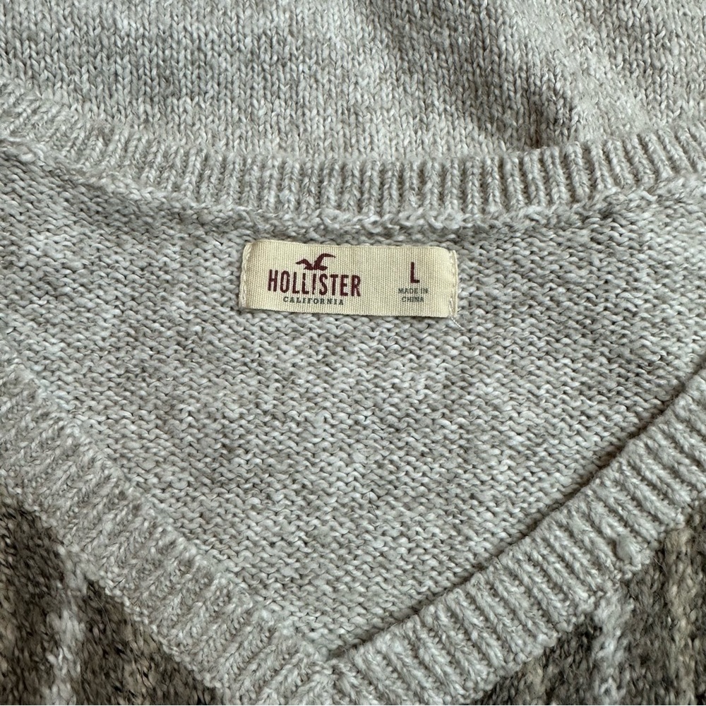 Hollister V-Neck Sweater in Light Gray with Pattern - Picture 6 of 11